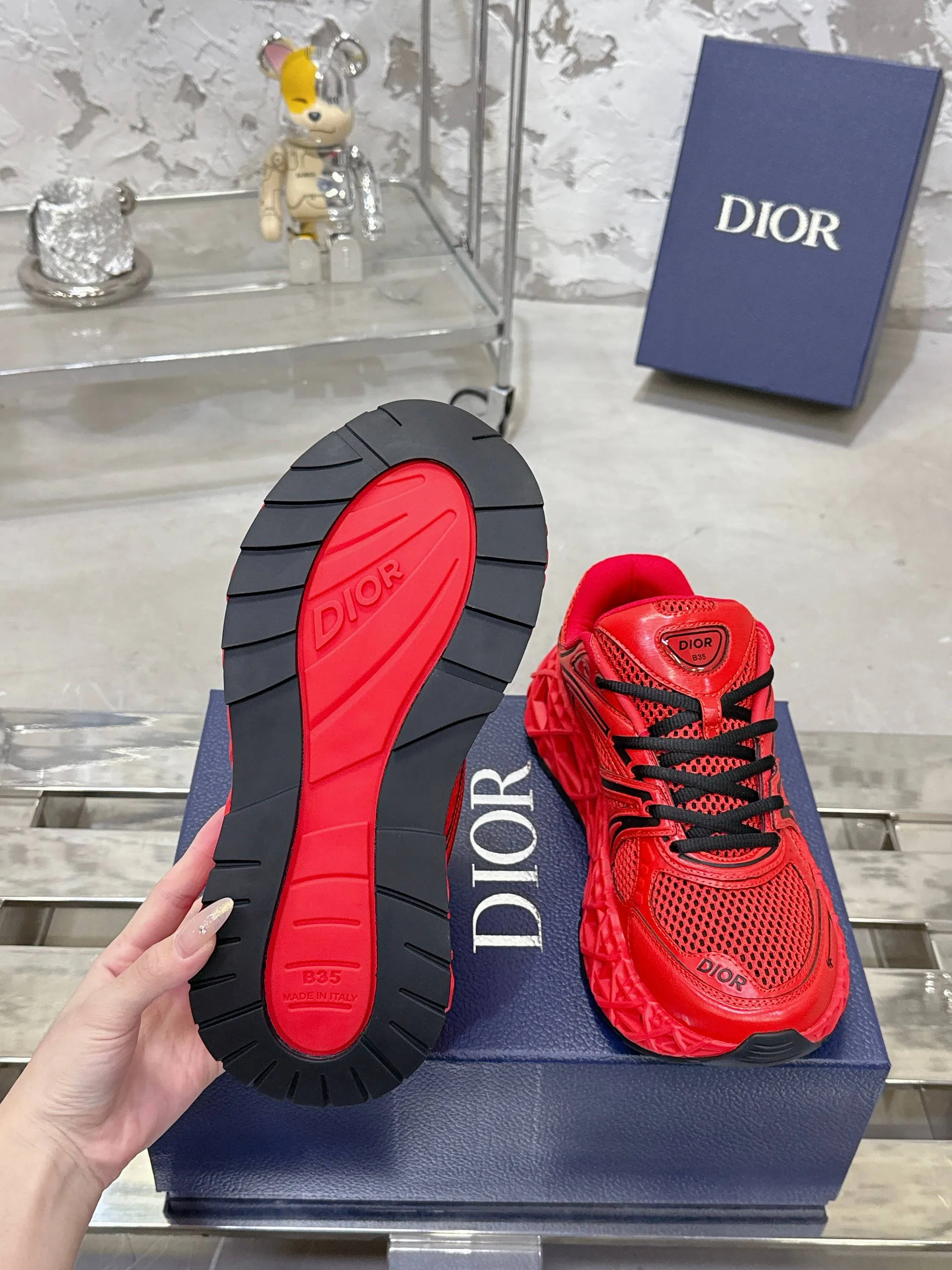 Factory price 780💰 Top version! ! ! Dior (B35) DIOR spring and summer men's wear show, the show was held at the Valle de Grasse School in Paris. Kim Jones drew inspiration from the works of South African artist Hylton Nel. The details of the shoes, clog soles and tribal elements, cleverly blended luxury craftsmanship and practicality, with fresh childishness and bright temperament, creating a new season hot spot. Dior KAWA Dior co-branded casual sports shoes reinterpret running shoes with Dior's high-end style. B35 is made of fine-textured leather and mesh fabric materials. It can be worn in all seasons, is comfortable and breathable, and has multiple lines on the shoe body to outline details. It has a full retro three-dimensional feel and can create a casual look all year round! Fabric: Cowhide/customized cloth material Lining: Imported breathable mesh Outsole: Original molded outsole Size: 39-46 (customized at 45.46)
